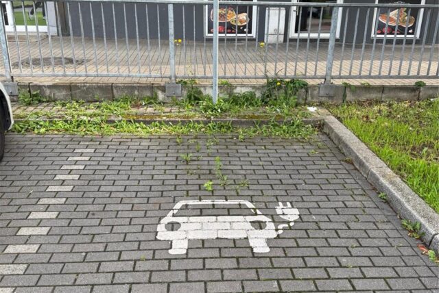 An diesem E-Parkplatz in Brechten fehlt ein entscheidendes Detail: die E-Ladesäule.