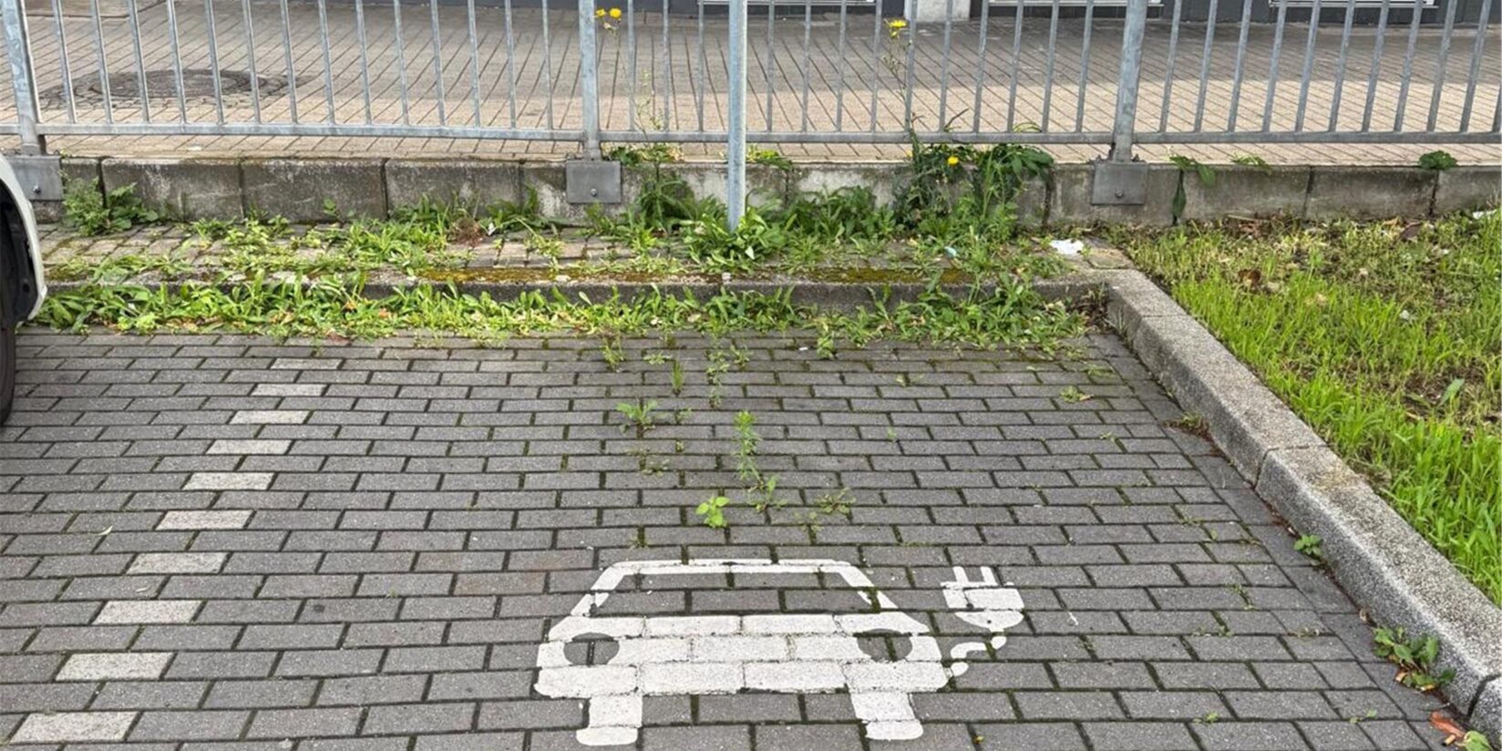 Ein Parkplatz als Denkmal verfrühter Elektromobilität