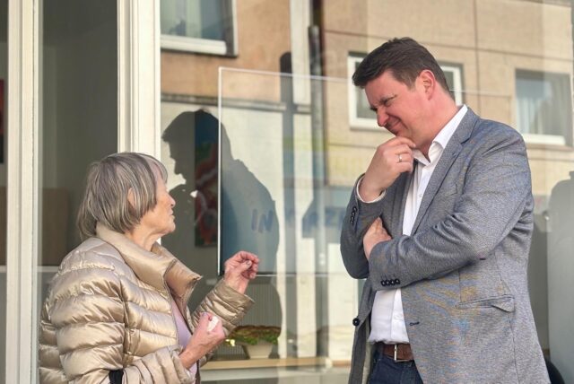 Am Eröffnungstag des Stadtteilbüros in Habinghorst kam Bürgermeister Rajko Kravanja (Mitte) mit Bürgern ins Gespräch.
