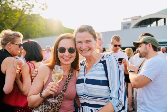 Sonnenbrille, warme Temperaturen und dazu ein Glas Wein – auf dem Feierabendmarkt in Dortmund kamen Urlaubsgefühle auf.