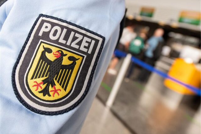Der Mann sitzt in Untersuchungshaft.