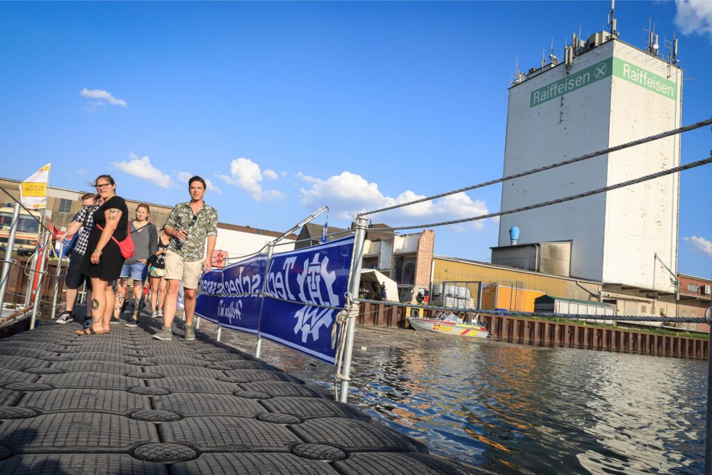 Eine Pontonbrücke führt übers Hafenbecken in Dortmund