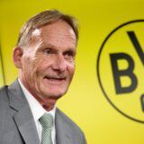 Hans-Joachim Watzke schaut zur Seite.