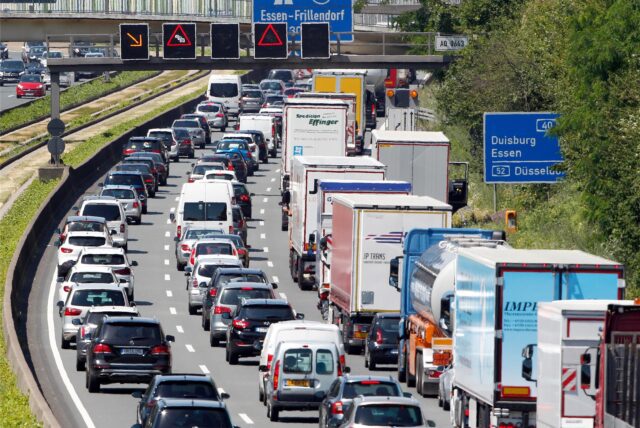 Zum Ende der Sommerferien wird die A40 zwischen Bochum und Essen in Fahrtrichtung Duisburg voll gesperrt. Grund sind Sanierungsarbeiten an der Fahrbahn.