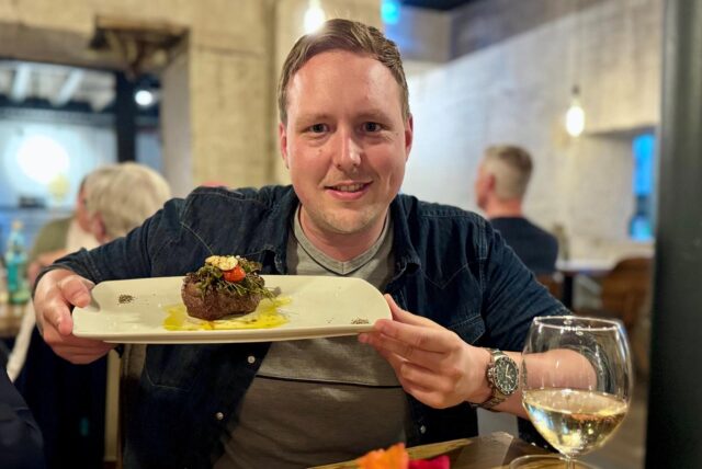 Reporter Fabian Hollenhorst beim Restaurant-Check bei „The Mine“ auf Zeche Zollverein in Essen