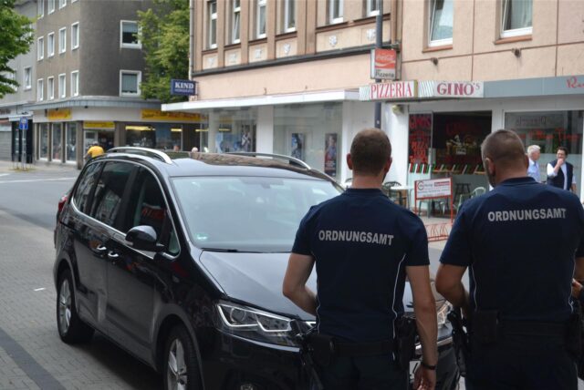 Der Kommunale Ordnungsdienst der Stadt Castrop-Rauxel bei der Arbeit auf der Lange Straße.