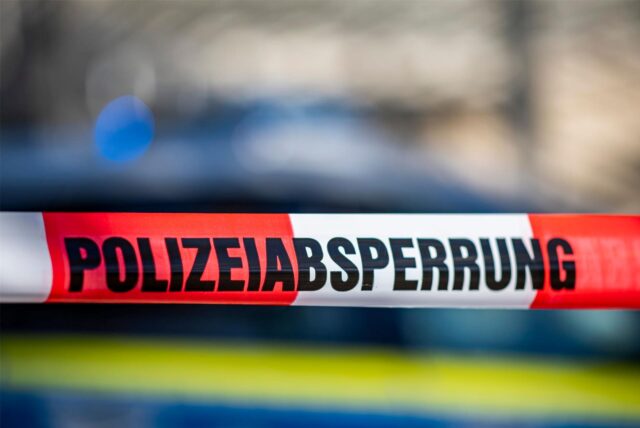 Ein rot-weißes Band mit der Aufschrift „Polizeiabsperrung“.