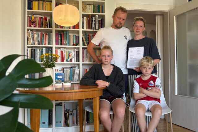 Familienporträt vor einem Bücherschrank