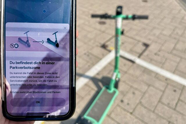 Wer einen Bolt-Scooter auf der Stellfläche westlich des Kreisverkehrs an der Silberstraße abstellen will, muss feststellen, dass der Bereich als Parkverbotszone ausgewiesen ist. Der Leih-Scooter-Anbieter will nachbessern.
