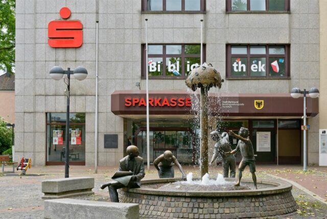 Ein Brunnen steht vor dem Gebäude der Sparkassen-Filiale in Hombruch.