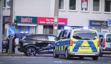 Zusammenstoß auf Dortmunder Schwanenwall: Auto überschlägt sich