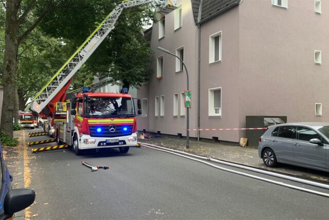Im Dortmunder Stadtteil Bövinghausen ist es am Samstagmittag zu einem Wohnungsbrand gekommen. Die Feuerwehr musste die Straße sperren.
