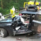 Polizeit und Abschleppdienst arbeiten an der Unfallstelle. Bei einem Verkehrsunfall auf einer Landstraße sind ein 21 Jahre alter Autofahrer und seine gleichaltrige Beifahrerin ums Leben gekommen.