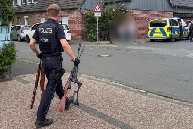 In der Wohnung fand die Polizei offensichtlich mehrere Waffen.