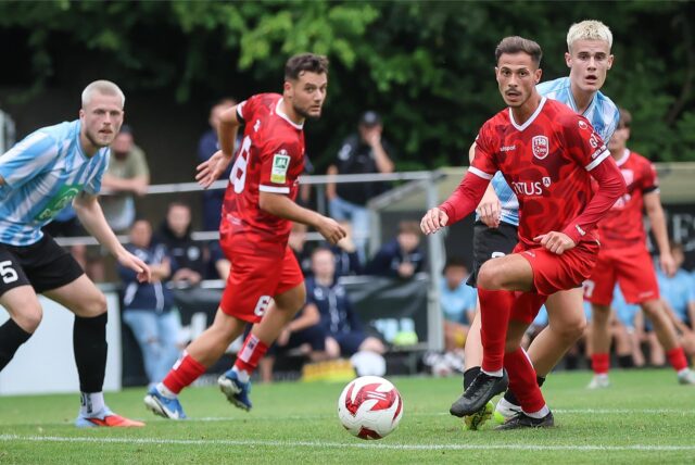 Alessandro Tomasello spielt den Ball.