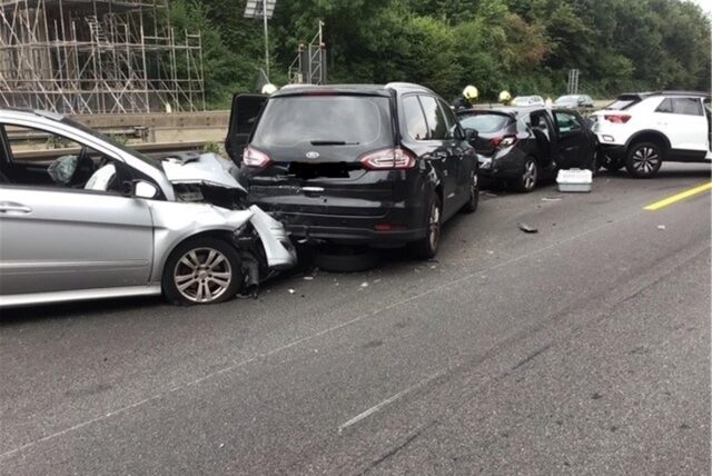 Mehrere Autos sind auf der A2 bei Gelsenkirchen aufgefahren.