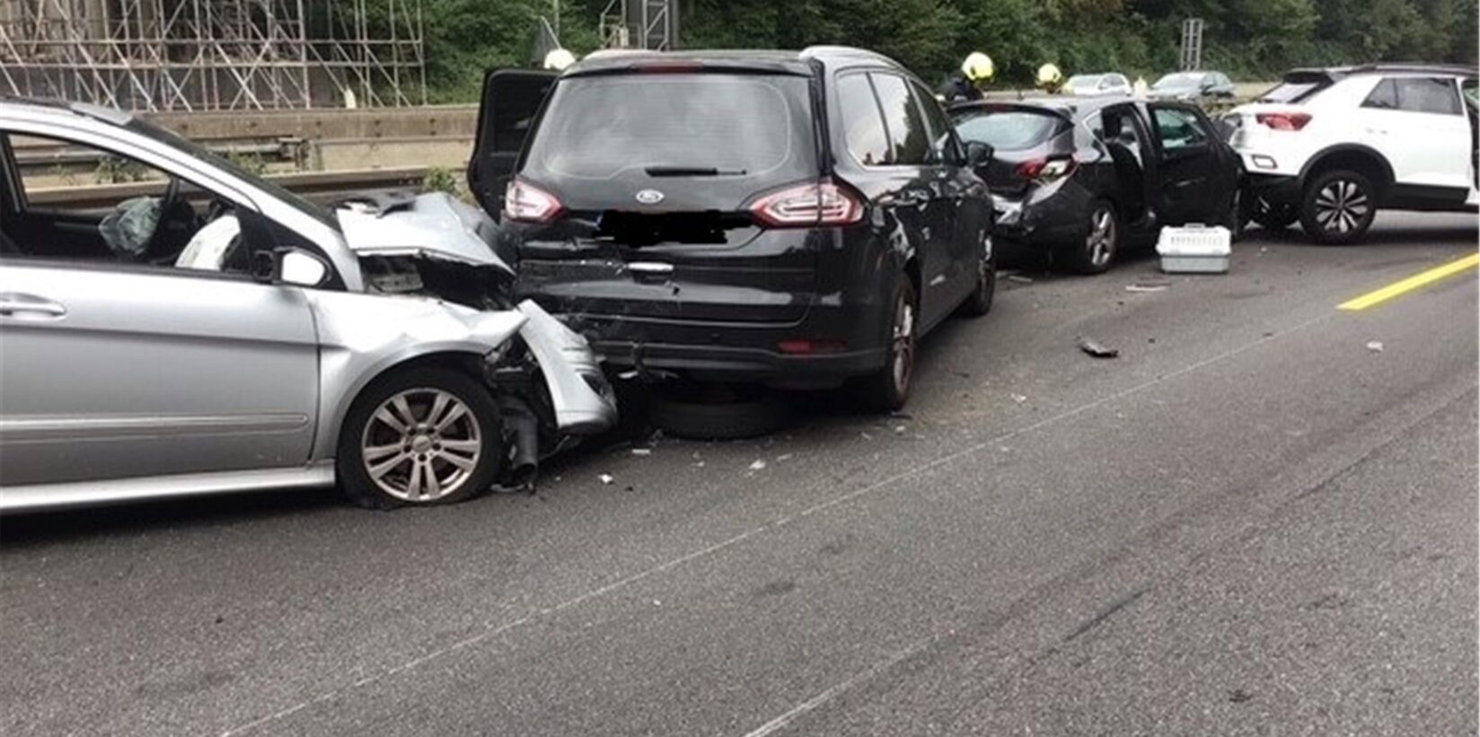 Schwerer Unfall auf der A2: Mehrere Fahrzeuge kollidieren