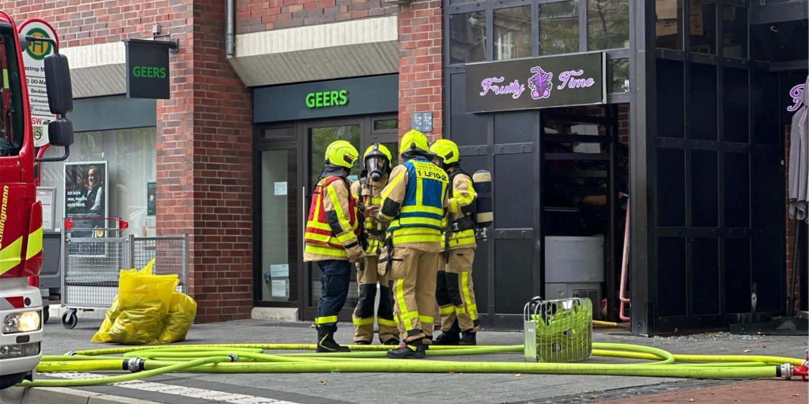 Feuerwehr am Castroper Markt im Einsatz: Straße gesperrt