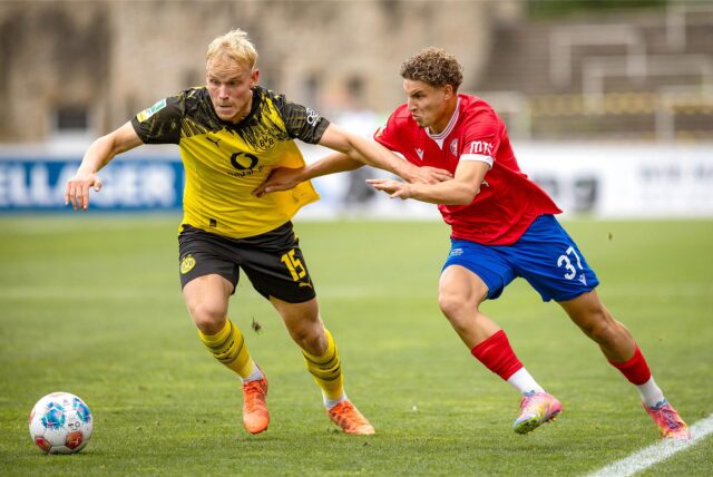 Ben Hüning führt einen Zweikampf um den Ball.