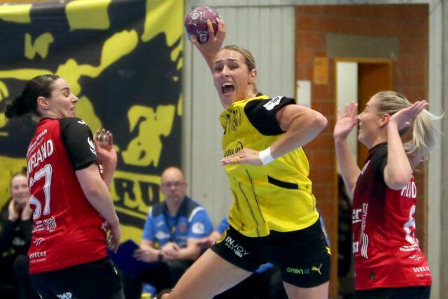 Lois Abbingh wirft einen Ball auf das Handball-Tor.