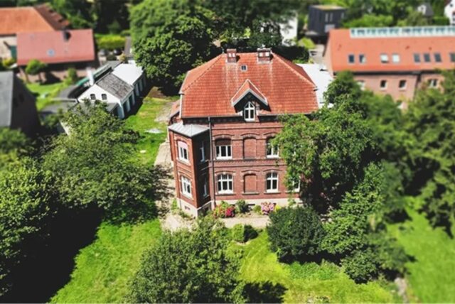 Blick auf ein Haus im Grünen