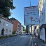 An der Schützenstraße weist ein Schild auf die bevorstehende Vollsperrung hin.