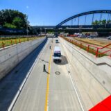 Ein Transporter und ein Pkw fahren in den neuen Tunnel Baukau im Autobahnkreuz Herne ein. Der Tunnel verbindet die A43 in Richtung Münster mit der A42 in Richtung Duisburg.
