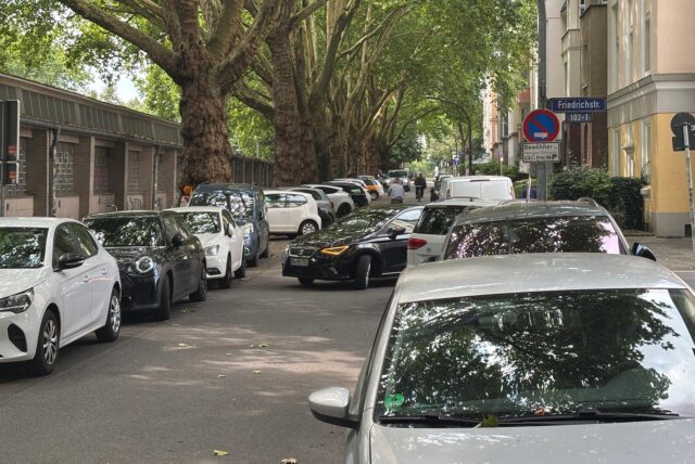 Die Hollestraße in Richtung Möllerbrücke, dicht beparkt mit Autos.
