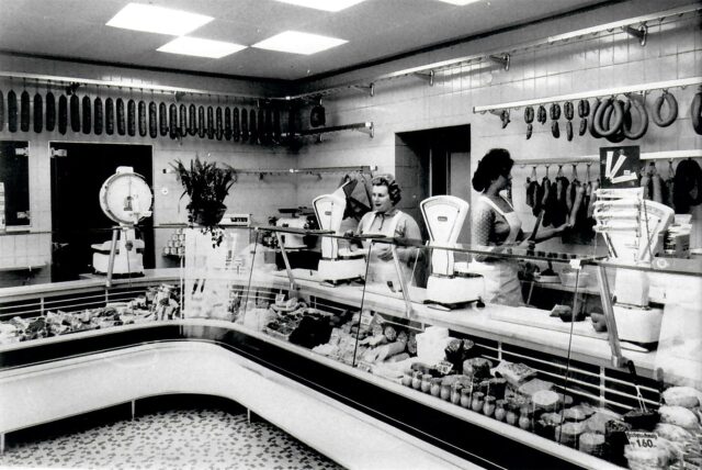 Ein Blick in die Metzgerei Pötter in Eving im Jahr 1956.