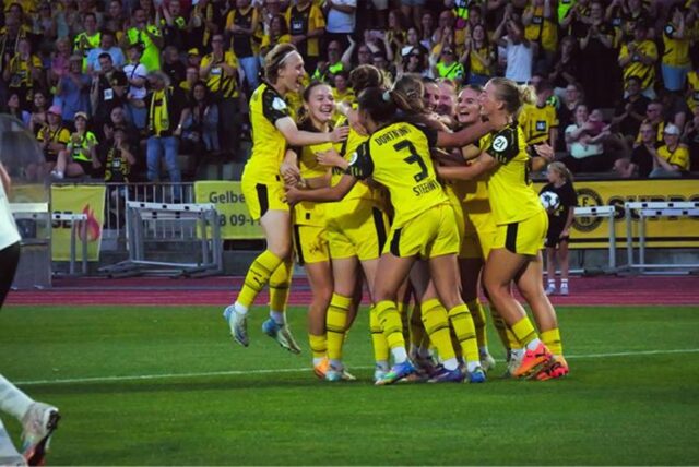 Die BVB-Fußballerinnen jubeln.