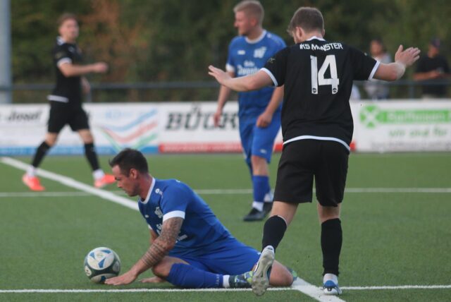 Das Spiel zwischen dem SV Südkirchen und IKSV Münster war zerfahren. Hier wurde Stürmer Jan Rabitsch gestoppt.