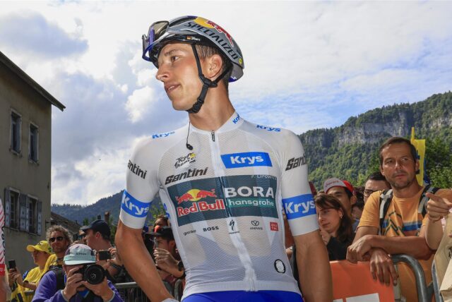 Der Deutsche Florian Lipowitz im weißen Trikot des besten Nachwuchsfahrers vor dem Start einer Etappe bei der Tour de France.