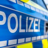 Die Tür eines Polizeiwagens.