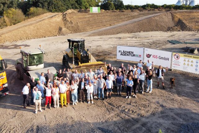 Am entstehenden Solarpark in Scharnhorst gab die Firma Flächenagentur NRW eine kleine Feier für die beteiligten Unternehmen.