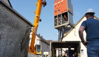Schwerlastkran hievt alte Trafo-Station in Herten auf Lkw