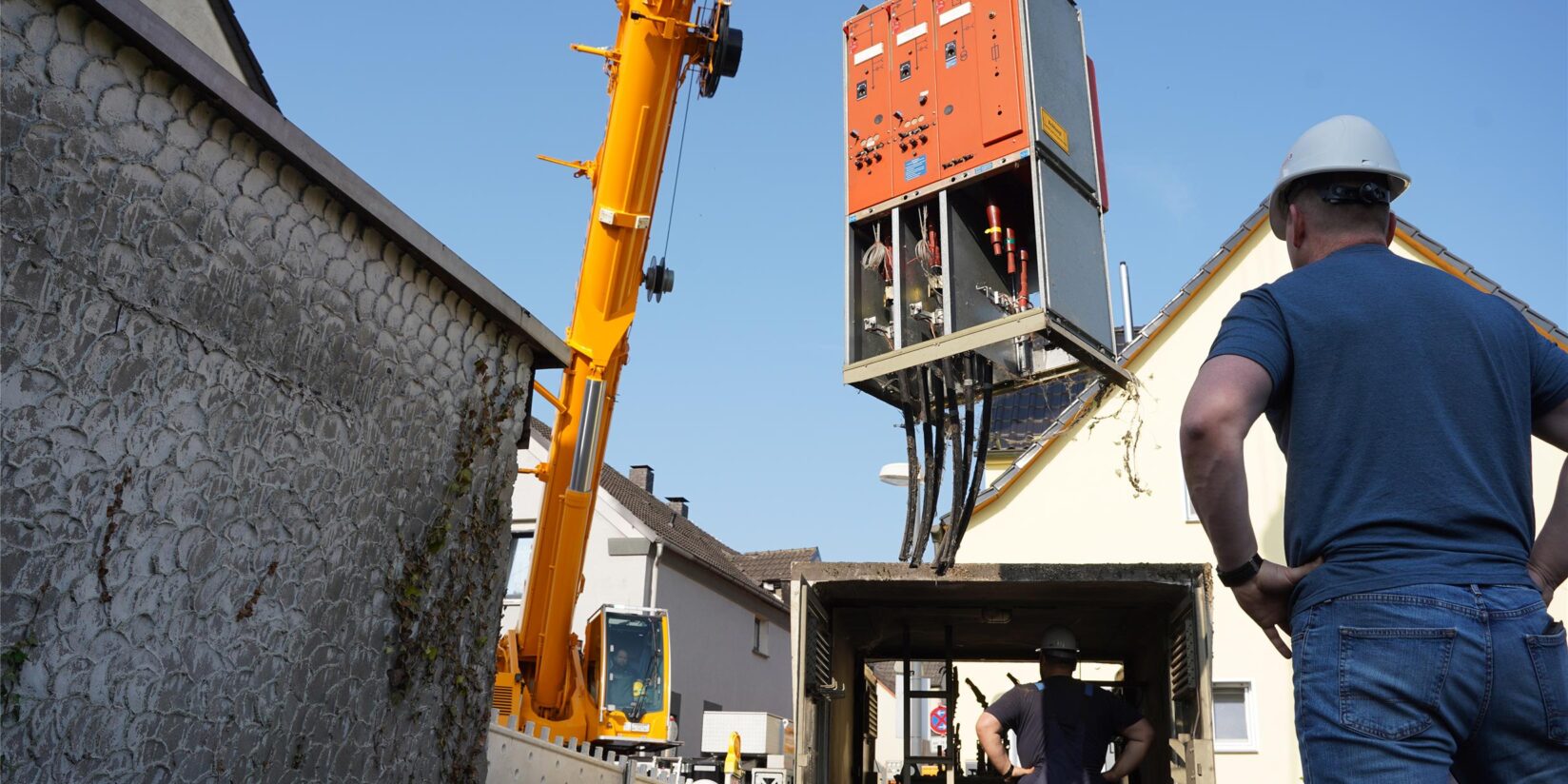 Schwerlastkran hievt alte Trafo-Station in Herten auf Lkw
