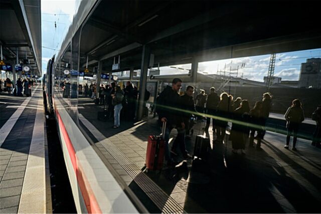 Ein Zug ist im Hauptbahnhof in Dortmund zur Abfahrt bereit.