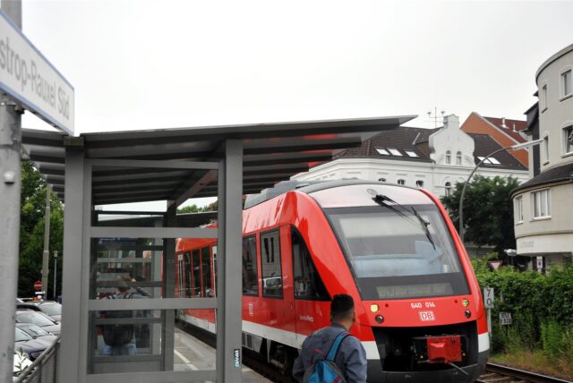 Ein Zug der Linie RB 43 hält am Bahnhof Castrop-Rauxel Süd.