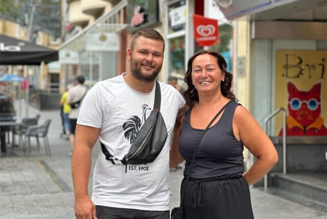 Jan (25) und Joyce (43) blicken lachend in die Kamera.