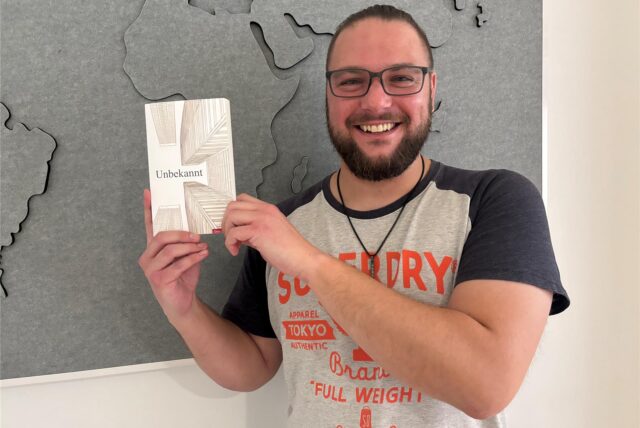 Der Recklinghäuser Gino Dola präsentiert sein Buch „Unbekannt“ – ein Blick auf tragische Ereignisse in Japan.