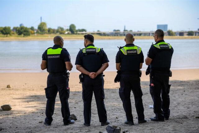Polizei am Rhein in Düsseldorf.
