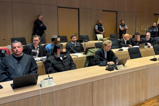 Verurteilt: Die Angeklagten neben ihren Verteidigern im Bochumer Landgericht.