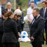 Abschied von Ulli Potofski: Der Sportreporter wurde in einer blau-weißen Urne auf dem Schalker Fanfeld beigesetzt. Hier verabschiedet sich seine Lebensgefährtin Nadja Bogdanovic.