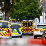 Menden: Polizei und Rettungskräfte sind an einem Tatort im Einsatz. Nach Schüssen in Menden im Sauerland ist die Polizei im Großeinsatz.