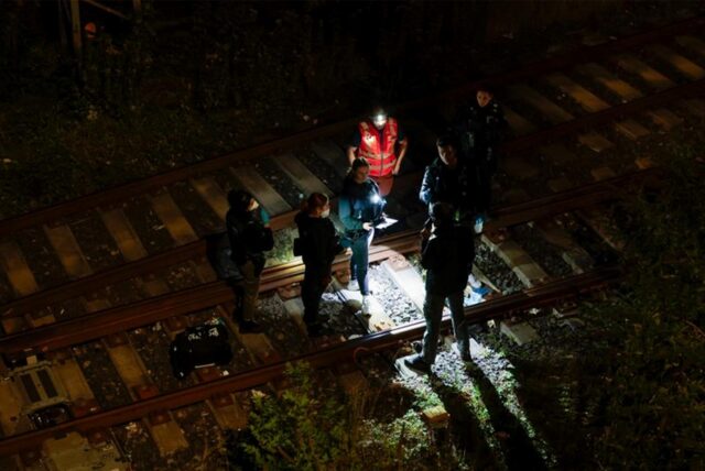 Beamte der Polizei untersuchen das Gleisbett nach einem Brand auf der Bahnstrecke in Wuppertal. Es sei nach ersten Erkenntnissen vermutlich auch ein Brandbeschleuniger genutzt worden, sagte eine Sprecherin der Deutschen Bahn.
