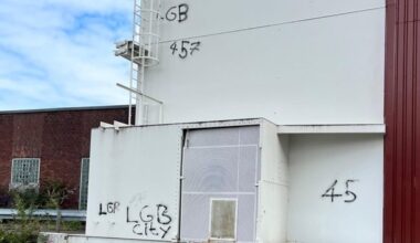 Von der Leiter aus Graffiti auf Förderturm gesprüht