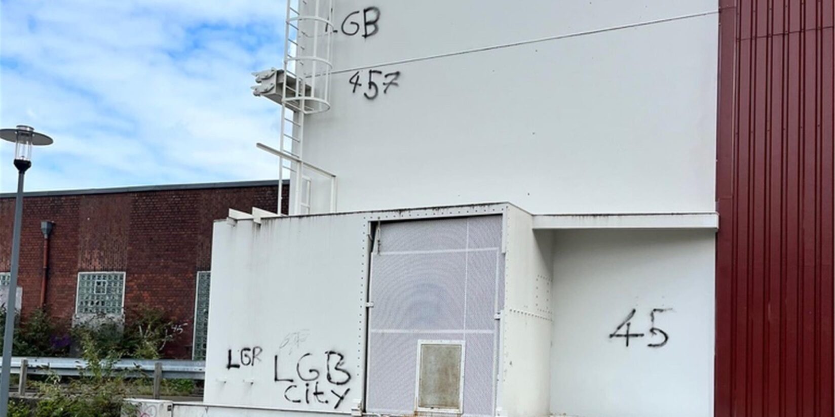Von der Leiter aus Graffiti auf Förderturm gesprüht