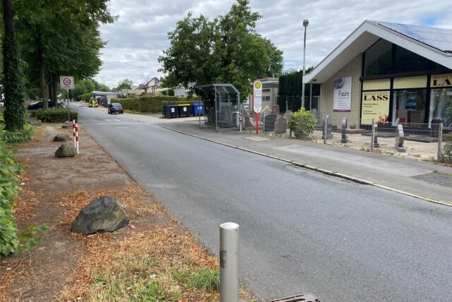 Poller und Steine verhindern derzeit mehr Parkmöglichkeiten auf der Straße Auf dem Hohwart in Wambel. Das soll sich nach dem Willen der CDU ändern.