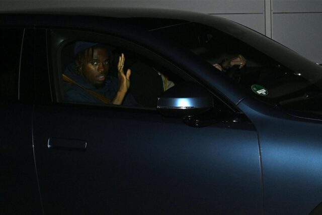 Carney Chukwuemeka sitzt in einem Auto und winkt.