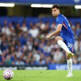 Aaron Anselmino im Chelsea-Trikot am Ball.